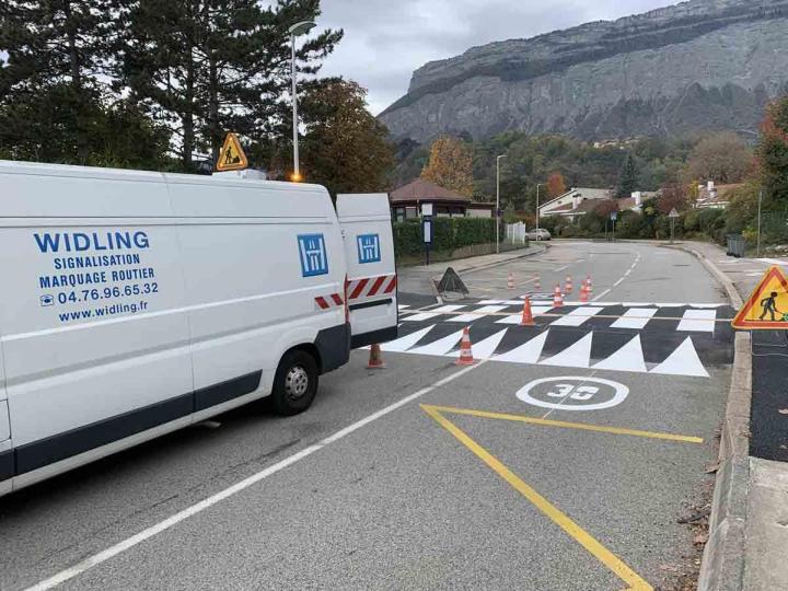 Vente d’équipements de sécurité routière.