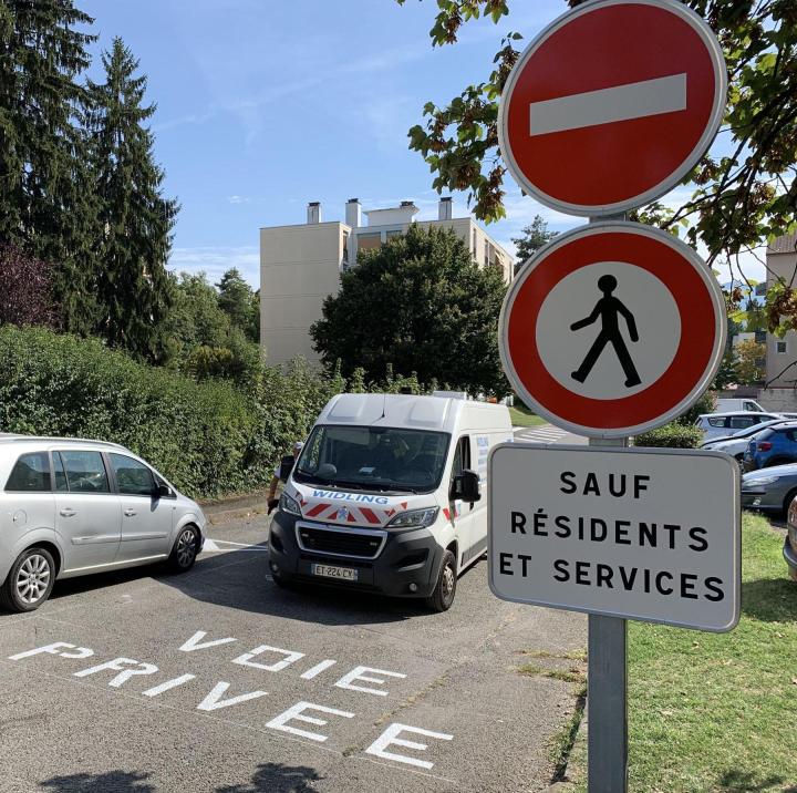 Fourniture et installation de panneaux de signalisation.